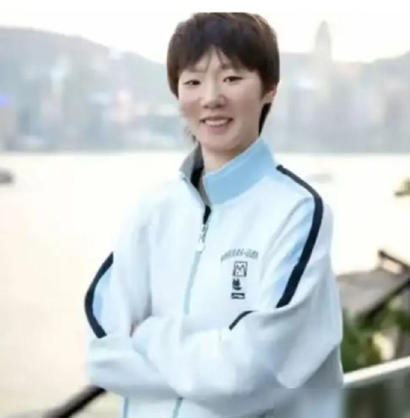 看着温温柔柔的王曼昱，心里居然供着一个狂徒张继科。国乒采访问偶像，别人通常拿马龙当标准答案，稳妥，不