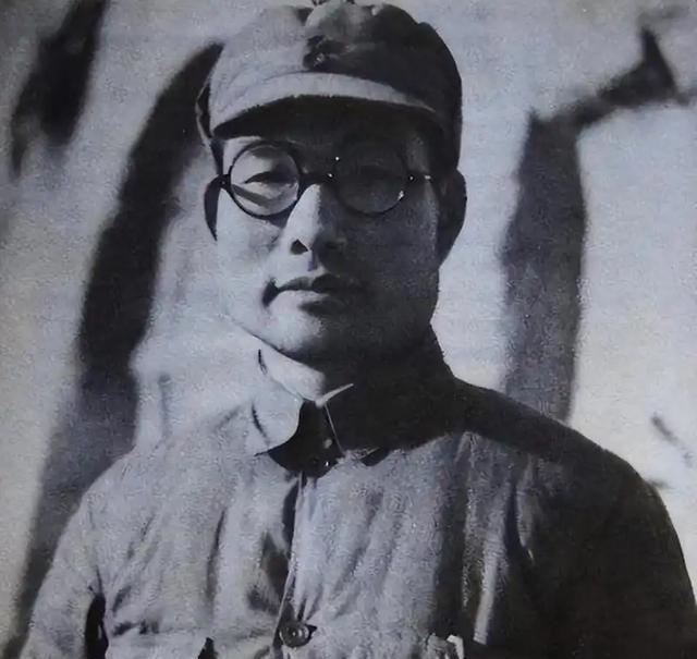 1955年，一个乡下老太太揣着一枚磨平的铜片，辗转大半个中国找到开国上将。卫兵拦