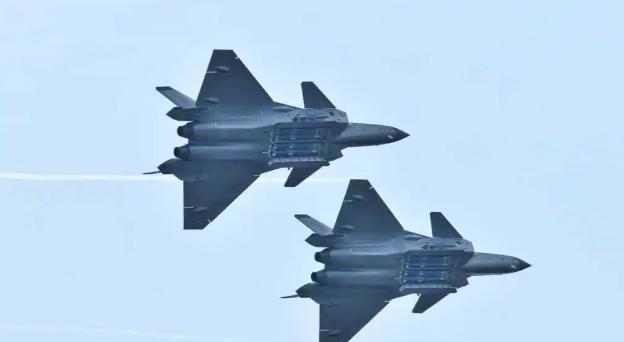 美国给歼-20算了笔账，用不着等六代机歼36、歼50服役，美国空军就要让出世界第