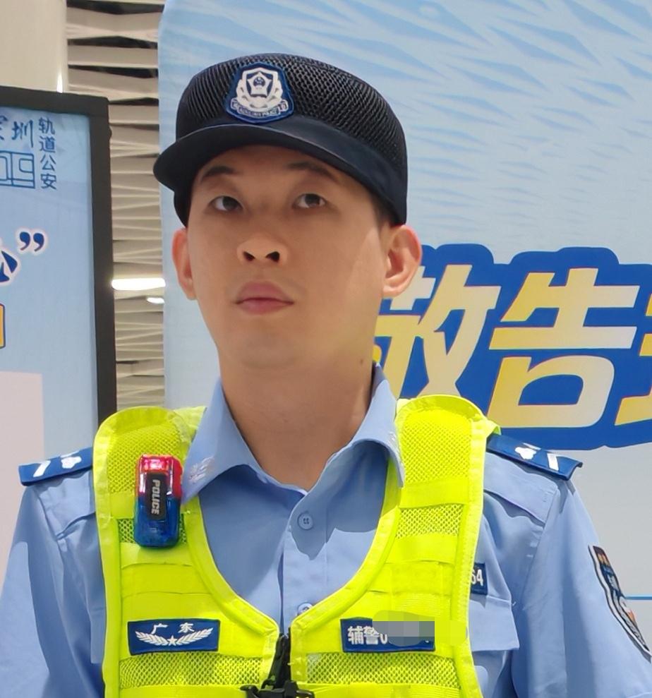 有网友提议，辅警应该与民警“同工同酬”！“同工同酬”是指用人单位对于从事相同