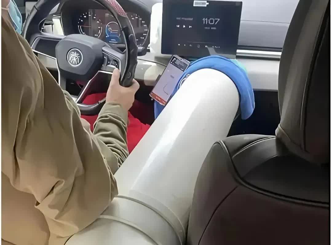 6月16日下午，在成都三环路上，一辆蓝色网约车引起后排乘客注意。司机张师傅在空调