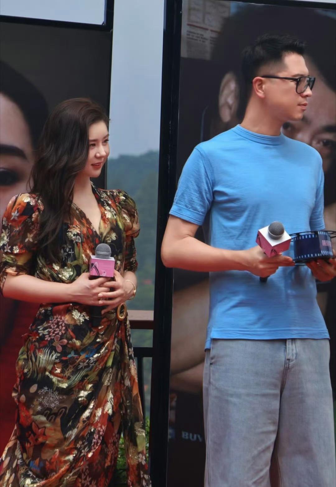 李小萌：老公，冷，你抱紧点！王雷：一直搂着呢，还能再紧？你这身子圆润了，我胳