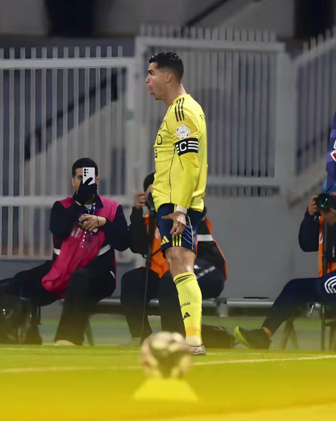 现在的C罗，已经沦为彻底的“进球机器”，因为我们在场上几乎看不到他的存在，带球，