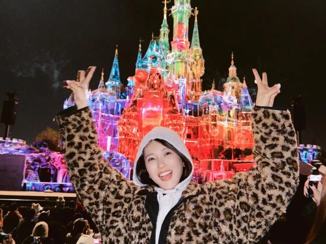 曾黎分享上海迪士尼美照，穿豹纹毛绒外套，对镜双手比耶好开心