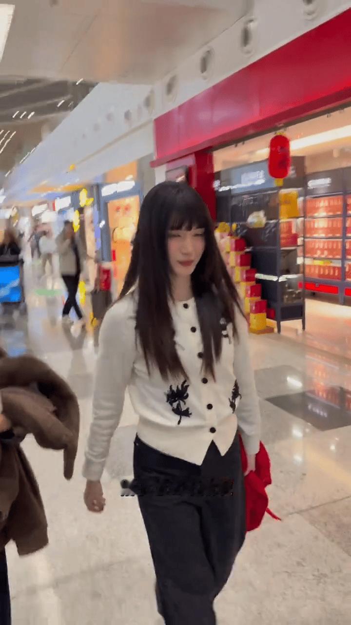 女明星上了年纪真的不要再装嫩了我也不知道粉丝怎么夸出口的江疏影这个齐刘海造型