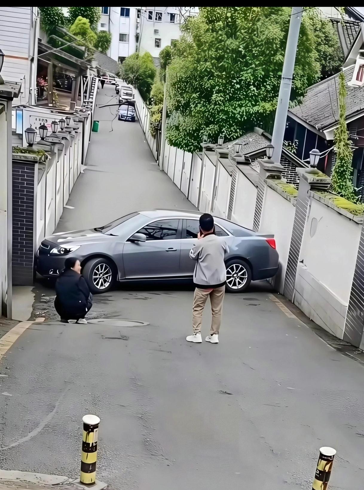 哈哈哈哈进退两难，前驱车，左打死方向，死死拉紧手刹，踩刹车，轰油门拉高转速，松刹