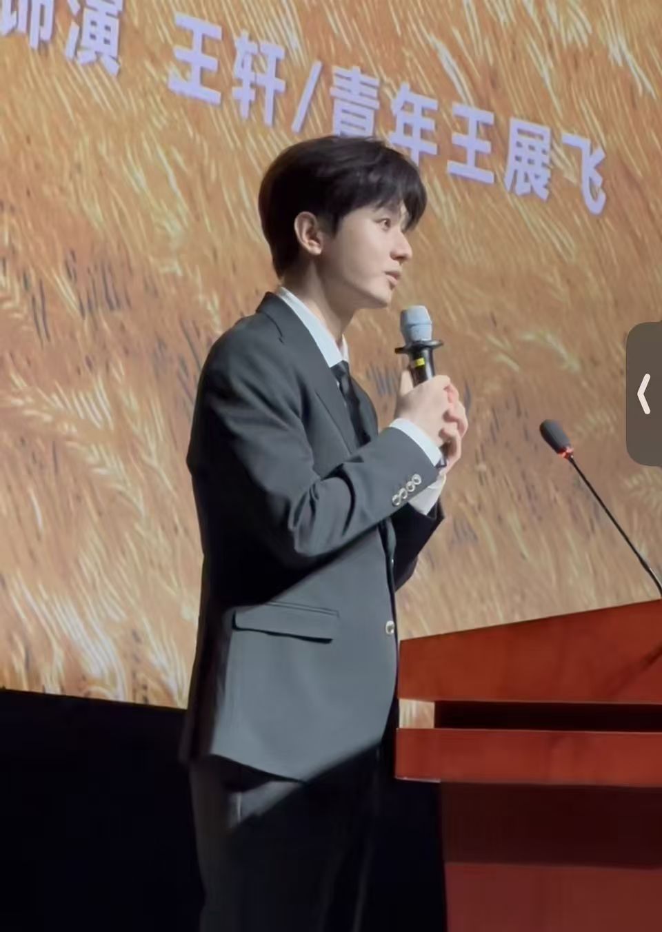 这看到又是一人分饰两角，我忍不住脑补👇🏻会不会是编剧一看，哟，是成毅来演啊，这可得加难度，那就一