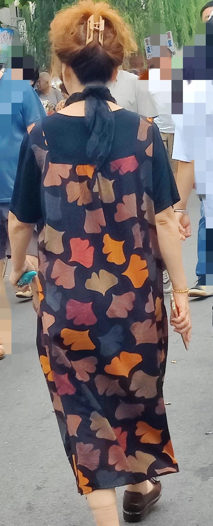 你们信不信从一个女人的穿搭，完全可以看出来这个人幸福不幸福。今天在市场上买菜遇