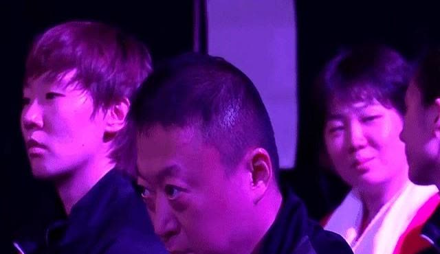 镜头里，王艺迪冲陈熠做了个鬼脸，陈熠回敬一个憋不住的笑，坐在前排的“大丫头”王曼