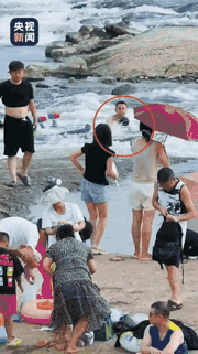 “这两位大哥好样的！”安徽宣城，男子带孩子河边玩耍，不慎被湍急的水流冲走，男子大