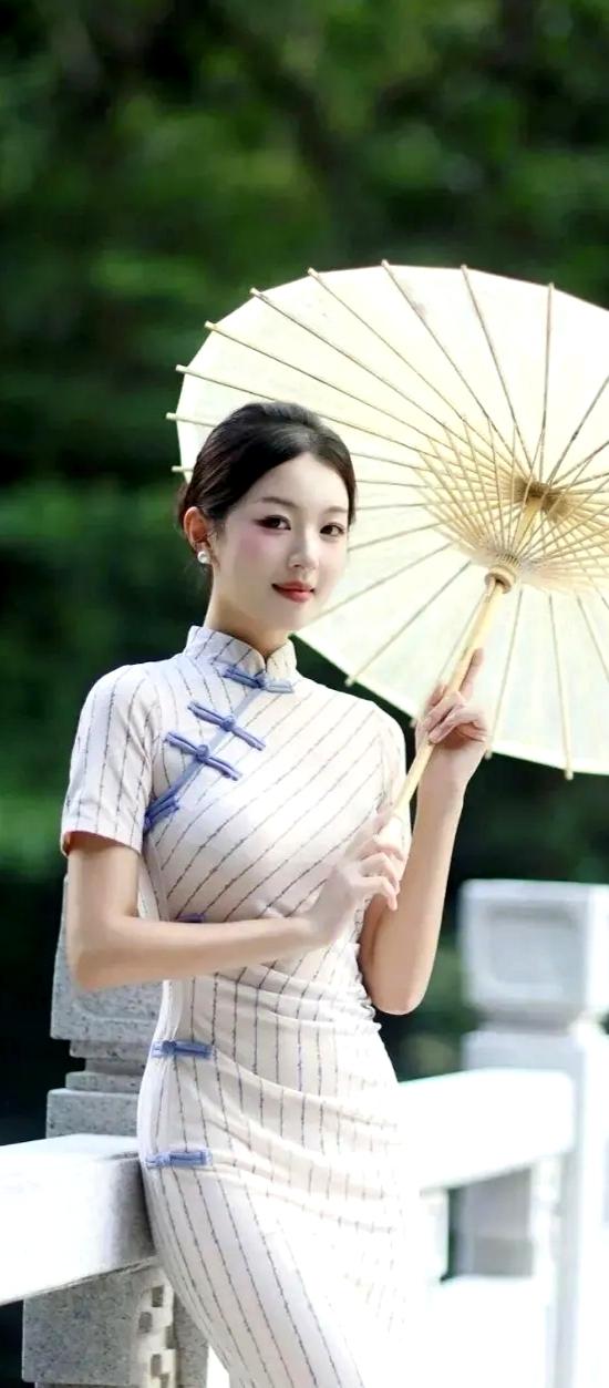 竹伞遮芳颜，清风拂面来。