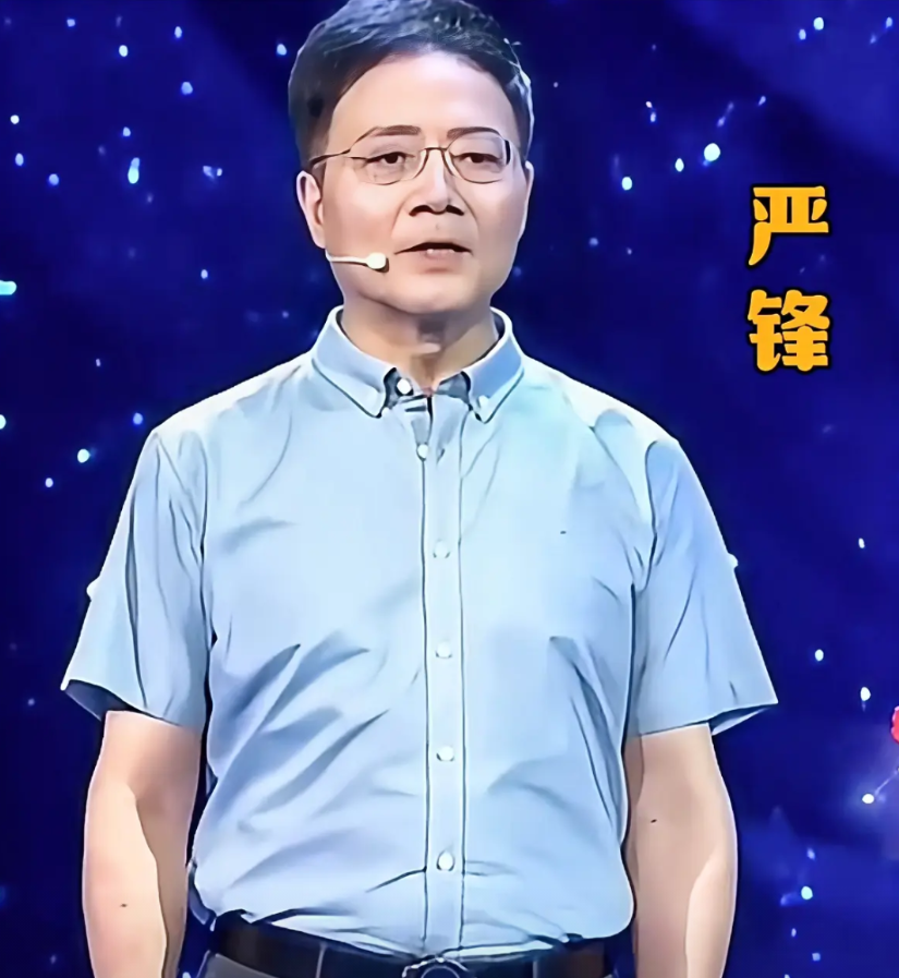 7月31日，复旦大学严锋教授的一条评论激起千层浪：“武汉大学图书馆事件，怎么看都