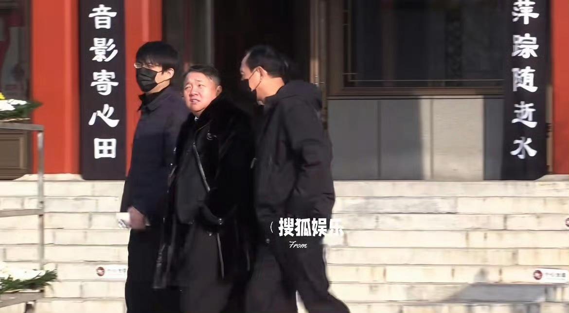 亲家公都来了，说明人家夫妻俩感情很稳定啊，网友瞎操什么心，不要过度关注了这也是人