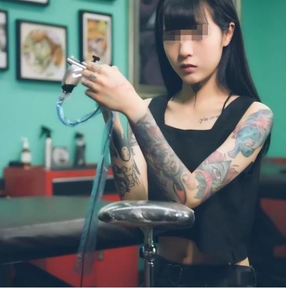“纹身的一律开除！”湖南一15岁女学生，入学后被老师发现胳膊有纹身，当场开除学籍