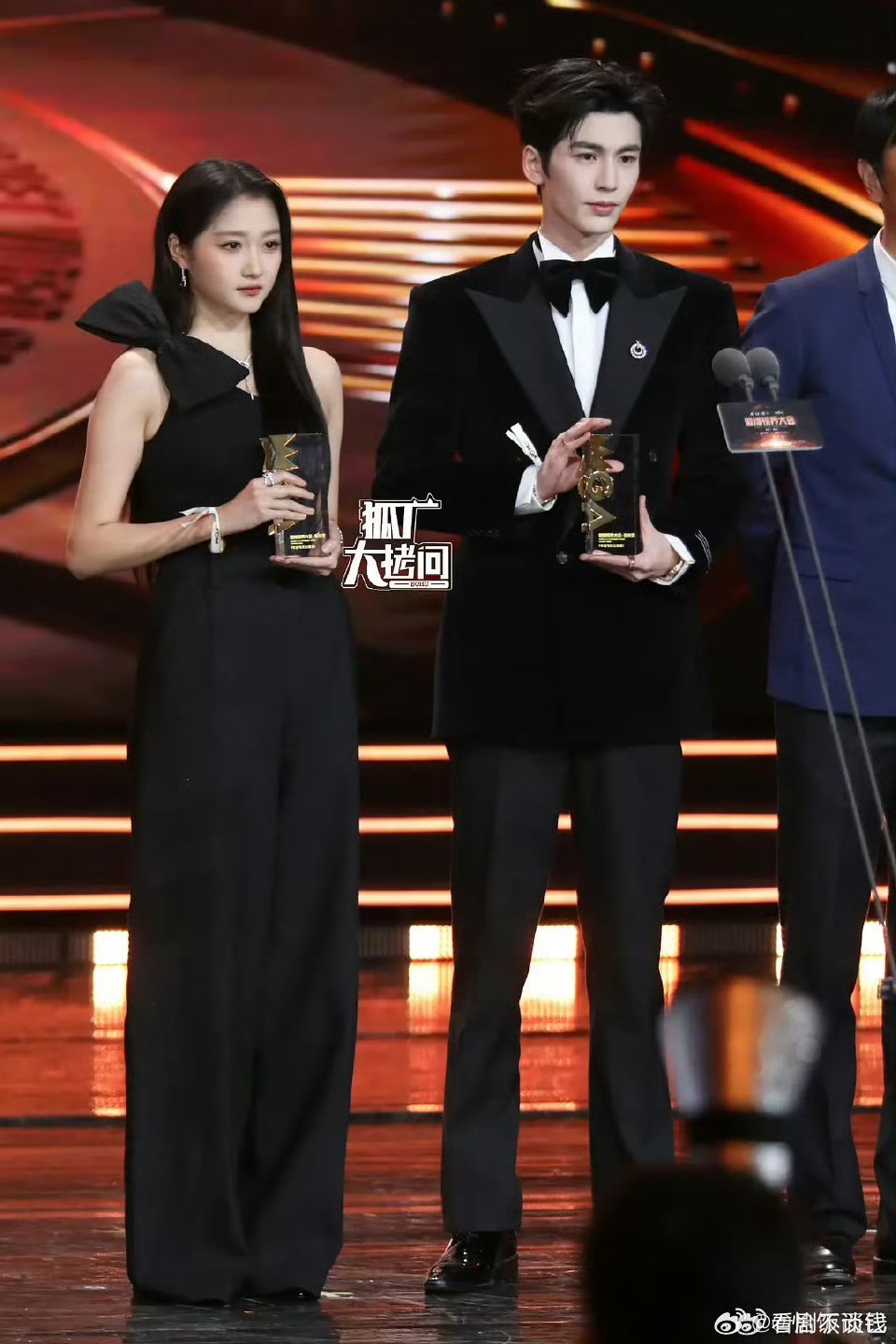 张凌赫关晓彤同台一眼望去全是腿。。。合作一个吧​​​[抱抱][抱抱]