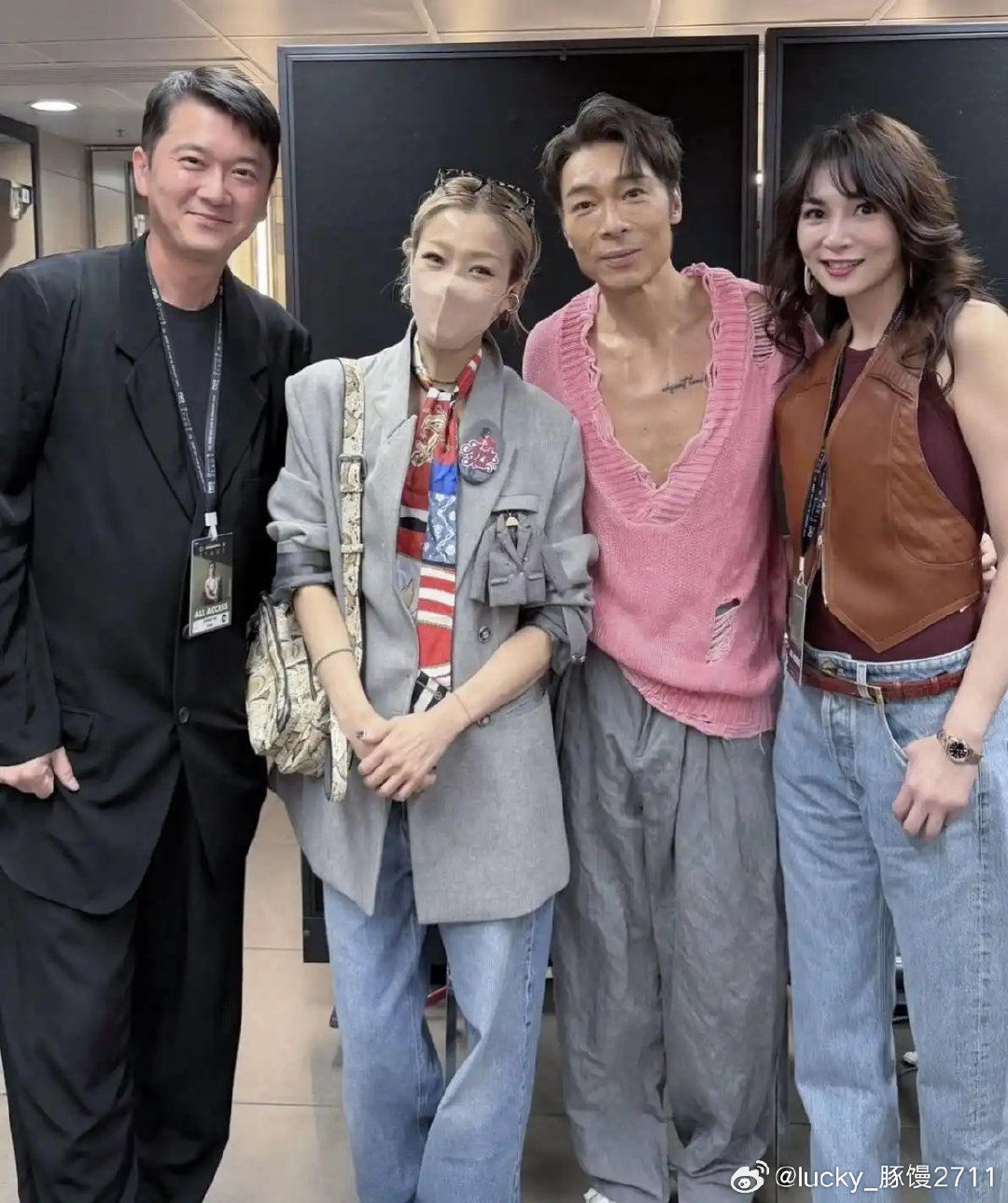 胡杏儿素颜现身许志安演唱会，脸黑褶多穿宽松西装显邋遢，丈夫李乘德状态却格外出挑！​