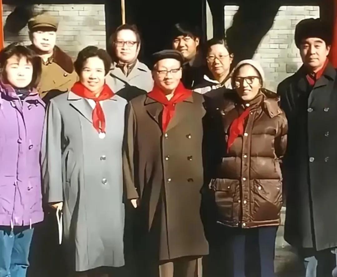 照片中没有外人，都是毛主席最亲最近的家人，毛岸青还系着红领巾！这是毛家后人的一