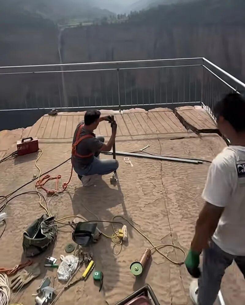 因登上《中国国家地理》走红的南太行老龙口瀑布网红观景台，近期迎来全面改造，崖边加