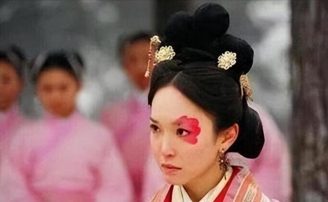 公元300年，皇后贾南风正准备休息，寝殿的门突然被打开，一群人冲了进来。贾南风看