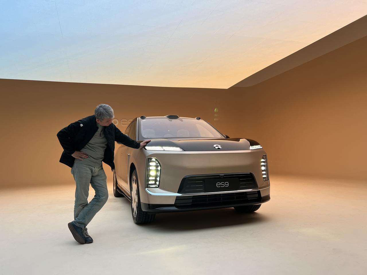 前几天去抢先体验了一下蔚来ES9，虽然是静态体验，但给我这冲击力也不小。一坐进车