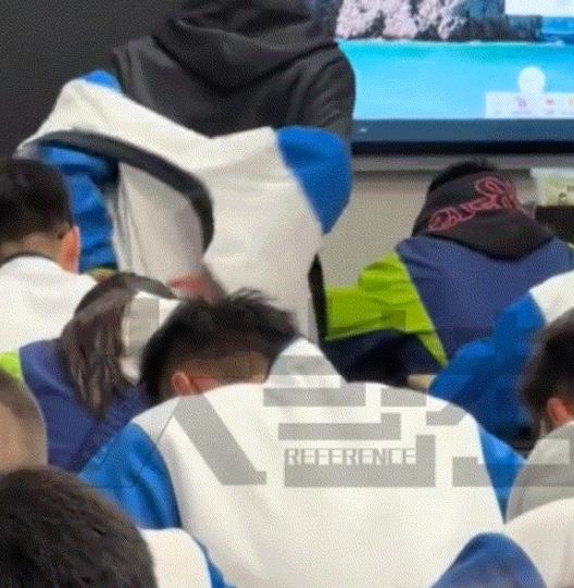 太暖心了！10月22日贵州，这天天气突然降温，一高三毕业班的老师却还穿着短袖在讲
