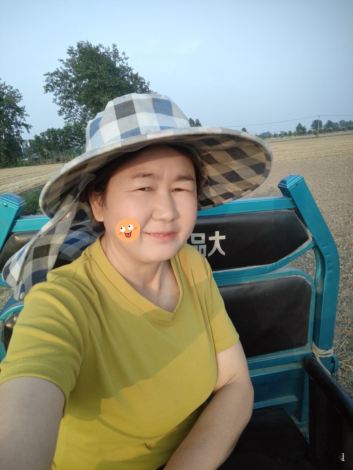 拌药的花生种子吓人不老公开四轮拖拉机播种花生，我在地头负责把花生种子到机器），