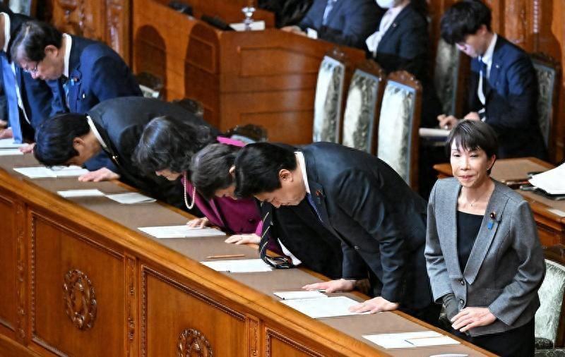 谁能想到，一向以“铁娘子”手腕自居的日本首相高市早苗，竟然在自家最高级别的政治斗
