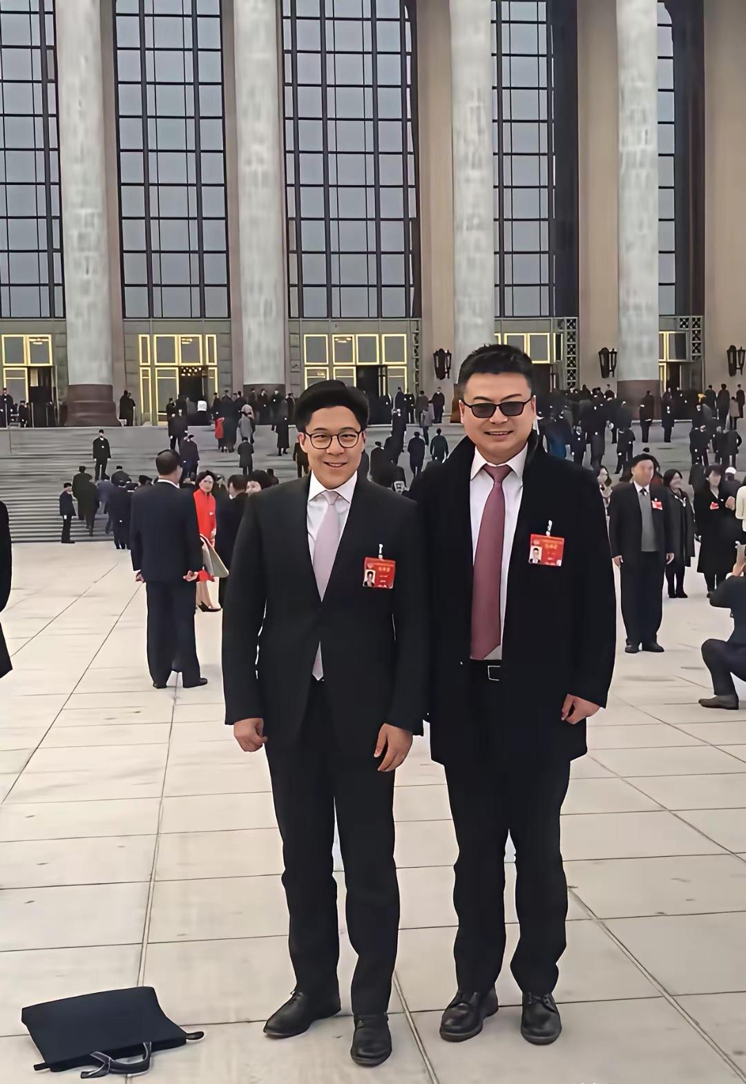 谁能想到，一个豪门公子哥能低调成这样？最近刷到霍启刚的视频，彻底被圈粉了。