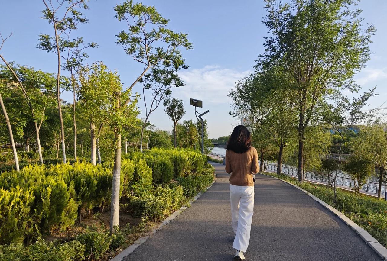 据我观察：当下社会，哪些人日子过得好？1，公务员过得滋润，就算县里工资只有50