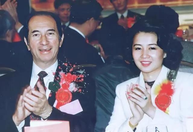 1986年，65岁的何鸿燊想要求娶26岁的梁安琪:“只要你愿意嫁给我，做我的四太