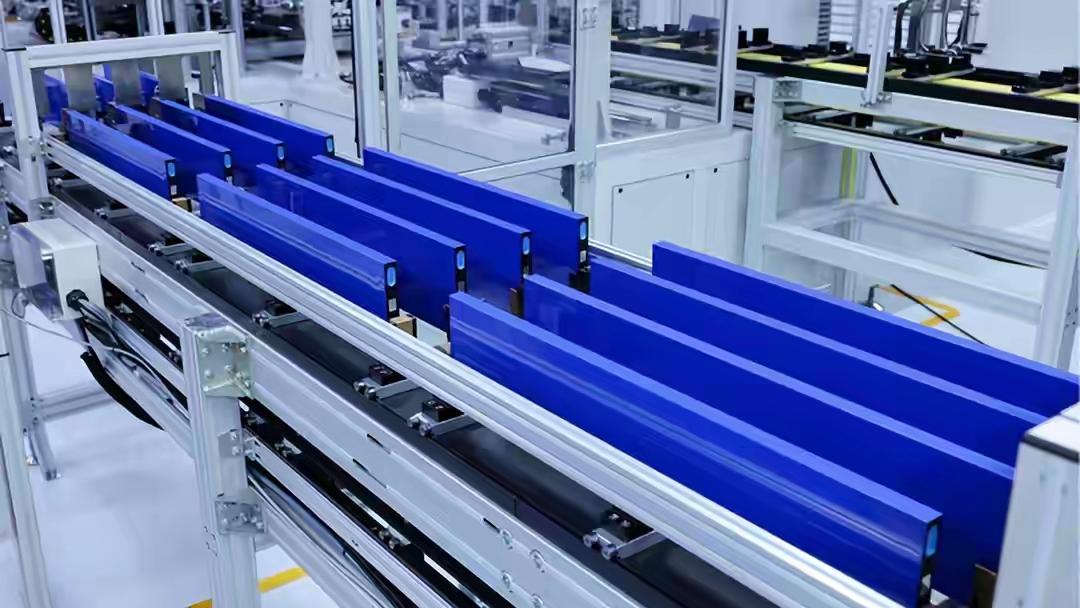 李书福又开炮了：现在的电动车，是背着两倍体重的沙包在跟人赛跑！就前几天，吉利