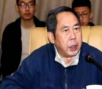 “中国现在向美国投降还来得及！再晚就要‘跪着’了，”7年前，中国专家马臣公开宣称