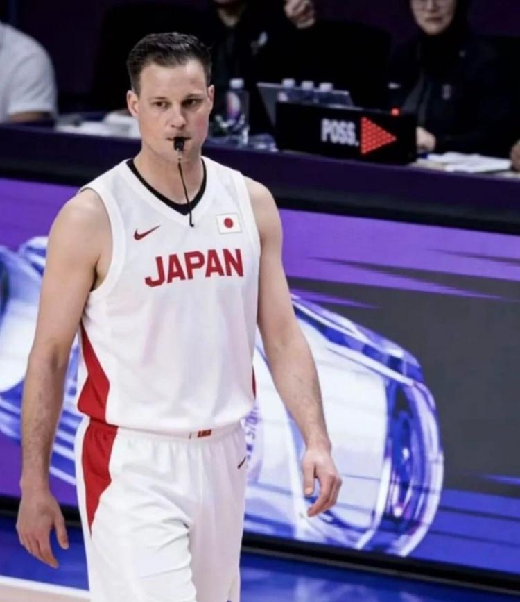 新西兰裁判被穿日本球衣，日本靠裁判还输球，郭士强乱伸手太蠢最后时刻给中国队两