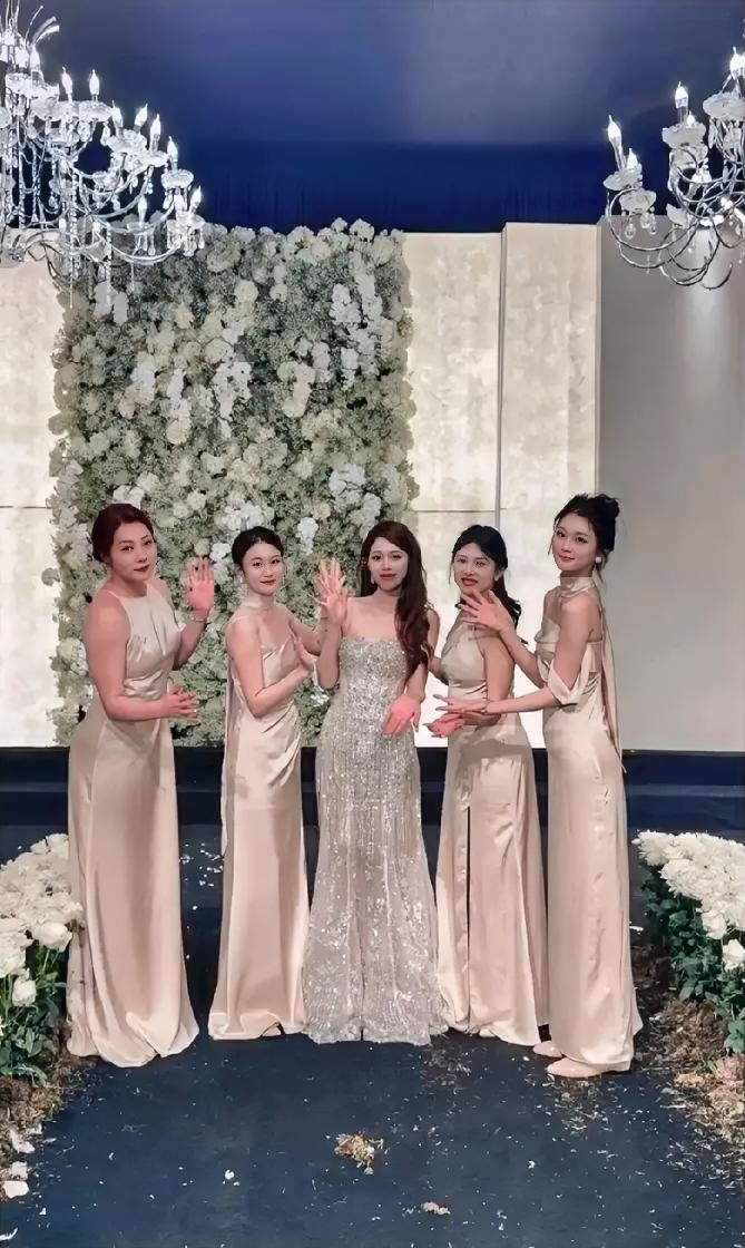 假如让你选一位伴娘当女朋友，我猜60％的男人会选右一