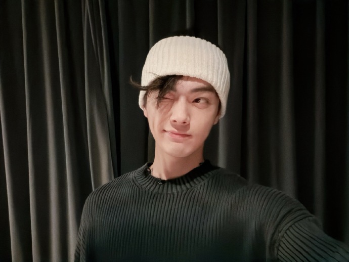 1、许凯跟邓恩熙合作的新剧《方圆八百米》要上线了，不过这部剧宣传经费不是特别多。