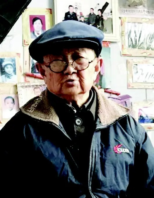 1983年，身高1.2米的李安甫离休后，用安家费盖好房屋后，将剩下的8.8万元退
