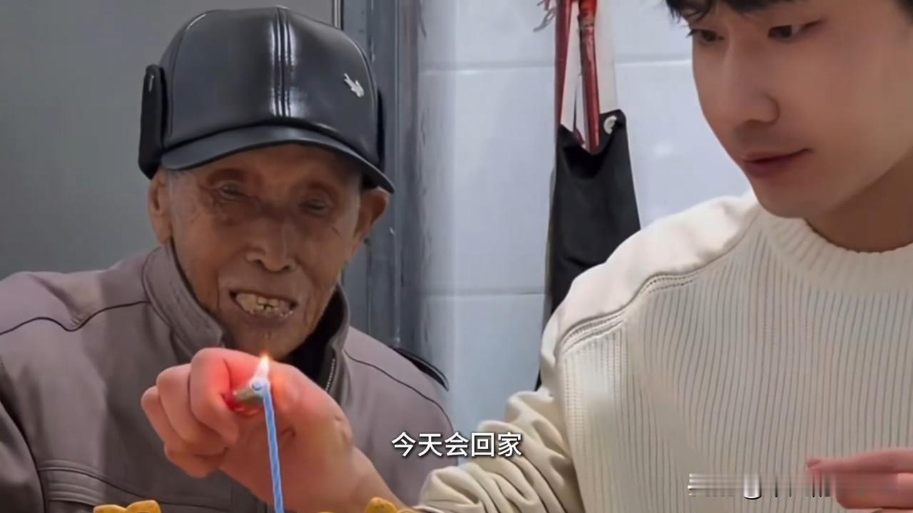 12月8日，黄凯更新庆生vlog，并配文“把归期说在前，让欢喜先抵达”。凯