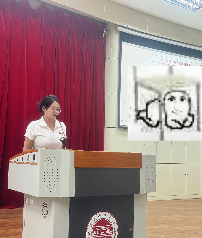 这个讲台衬托的恰到好处。