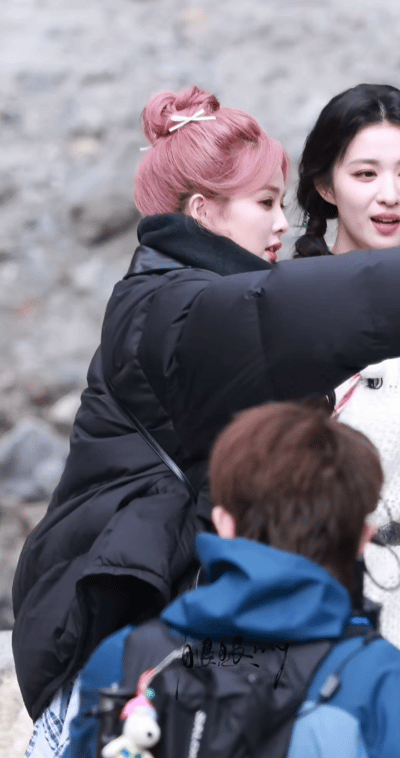 王楚然跟白鹿关系这么差吗??为啥人家找他拍照的时候,她这么不情愿啊?