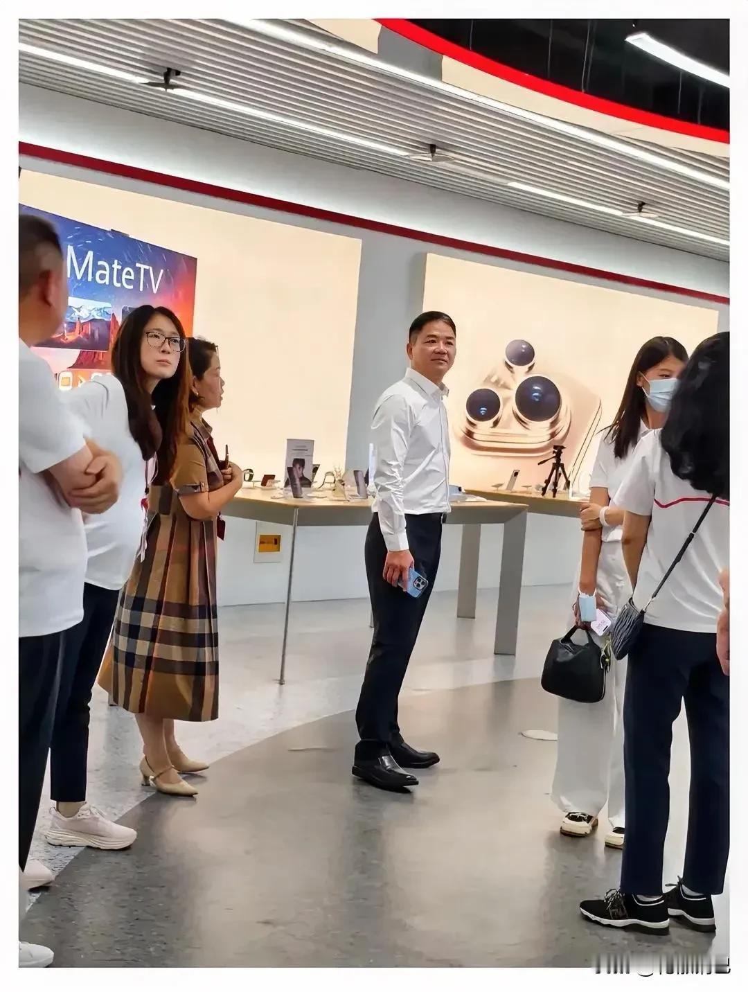 刘强东和马云这俩大佬用手机差别大。刘强东基本上手不离机，去哪里都这样，连APEC