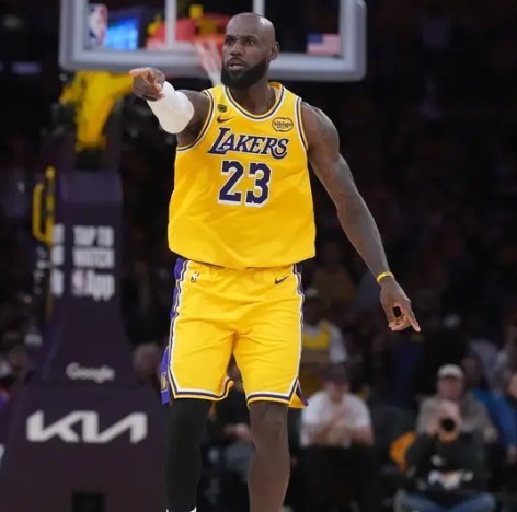 有球权的詹姆斯，还是联盟30左右的实力，感觉比里弗斯有用，进攻端还能打高端局！防