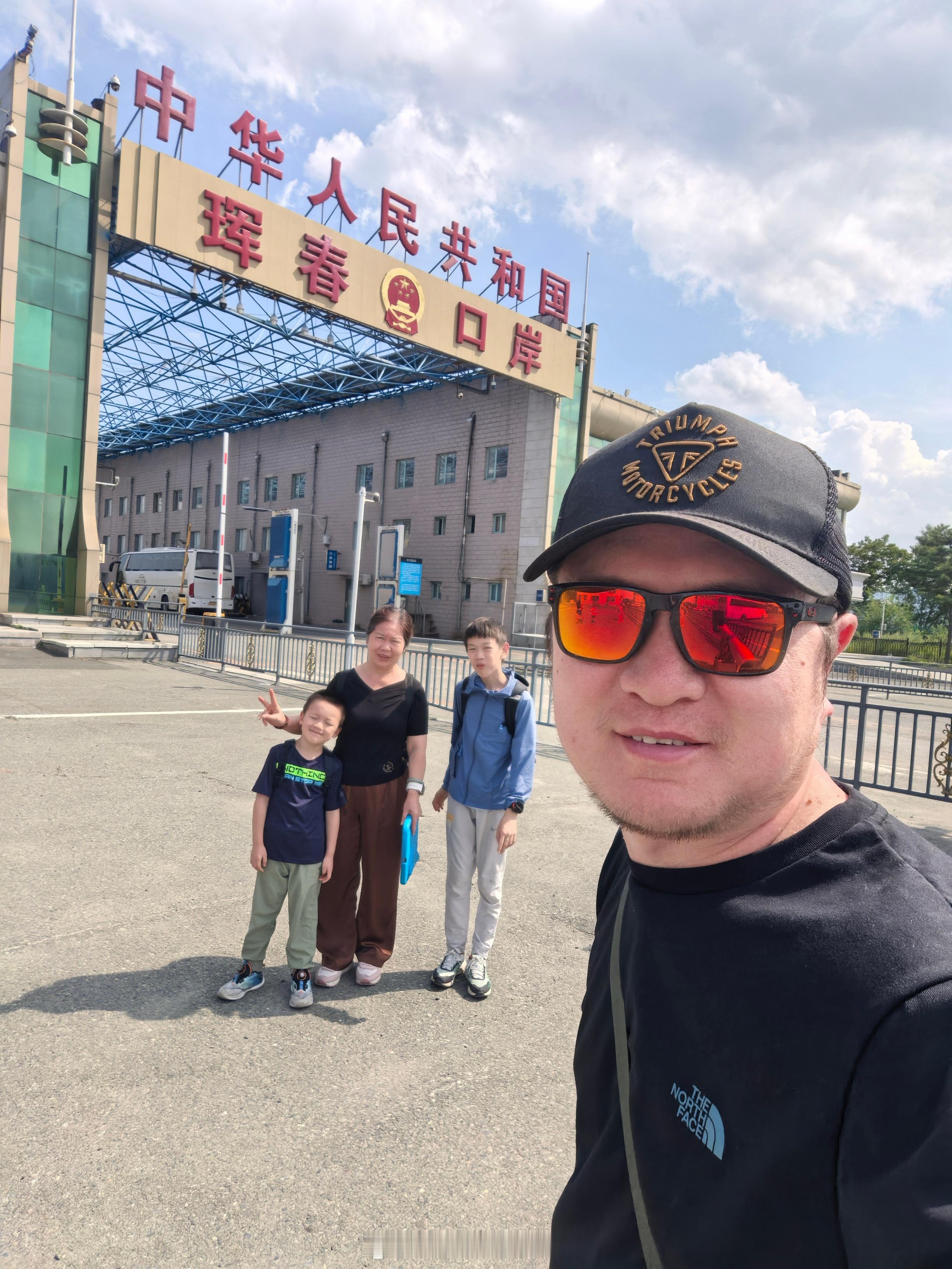 回国了，真好，路好，车好，吃的好！理想L7里看老罗的十字路口，李想痛哭感谢王兴