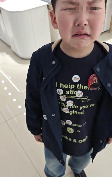 “笑不活了！”山东淄博，一男孩揣着500元零花钱，开开心心要给妈妈买母亲节礼物，