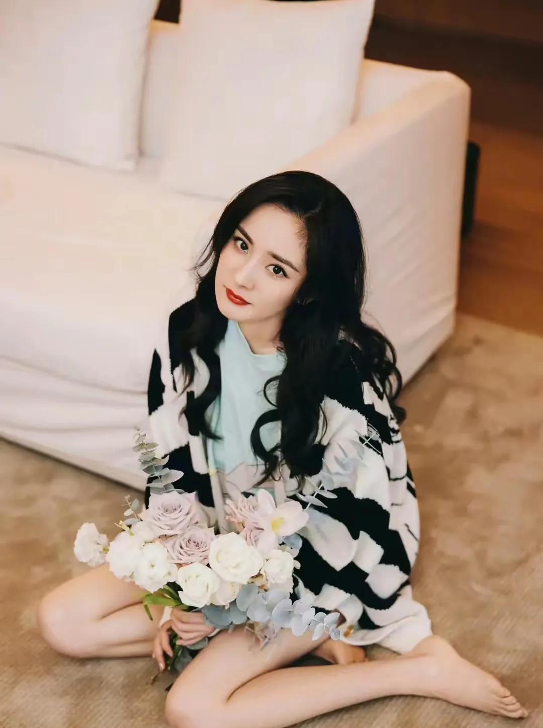 这是你没有见过的杨幂光脚照。这脚丫子也太美了吧！她不仅脚趾甲涂得好看，就连脚背的