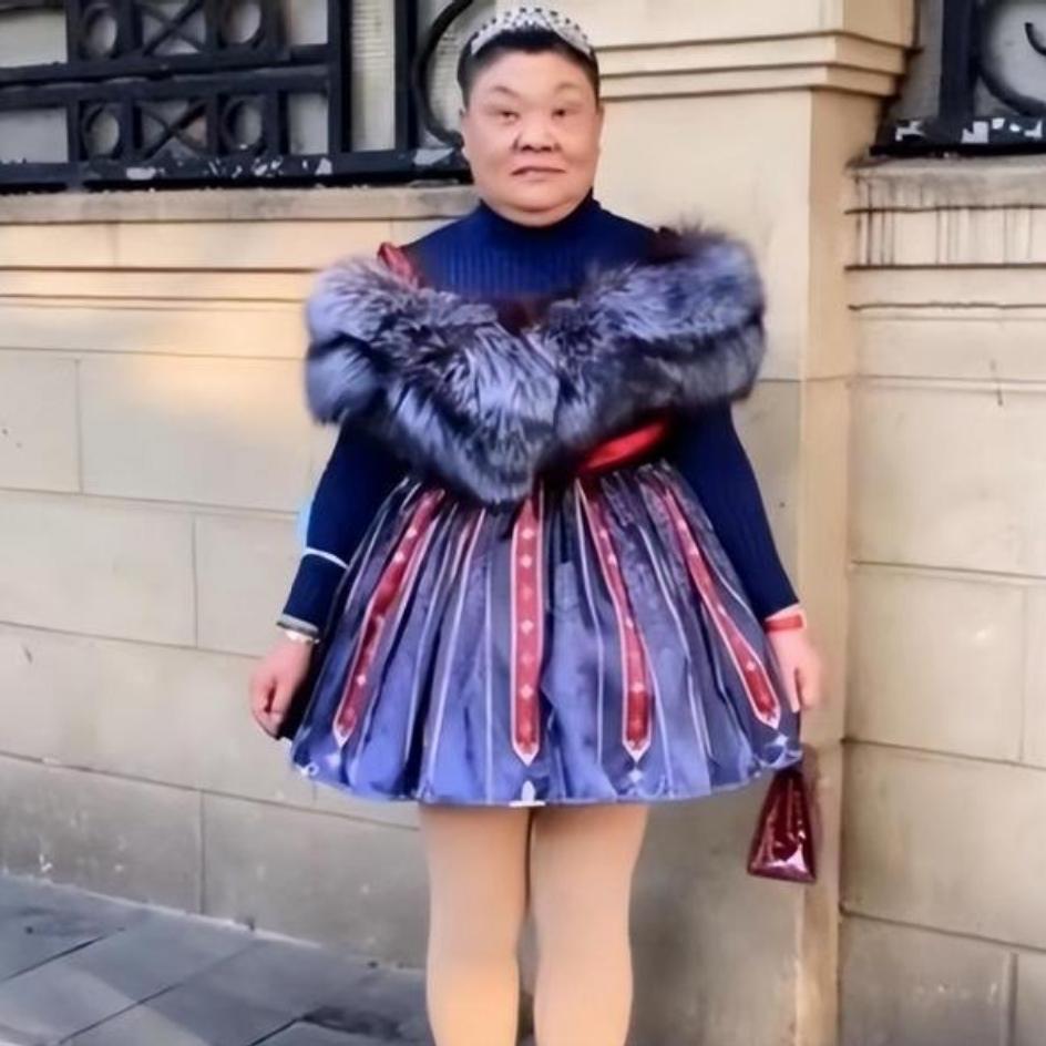 一个活在童话世界里不肯出来的人。戴着王冠，穿着公主群，却留着男式的板寸，真是一个