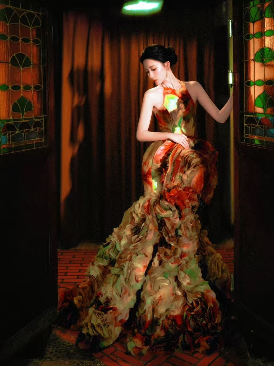 在雅加达活动现场尽显迷人风采！孟子义以复古女爵造型惊艳全场，从容举止与典雅气质完