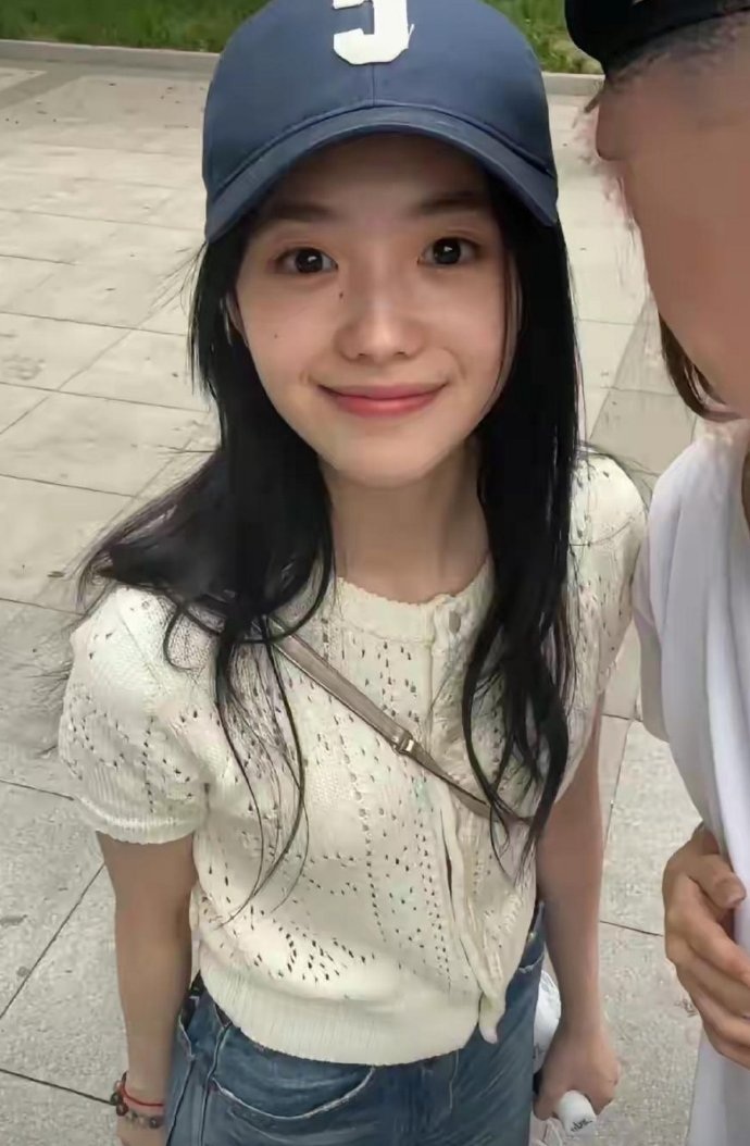 刘浩存素颜跟路人合照，笑的好甜，眼睛大大的很有灵气