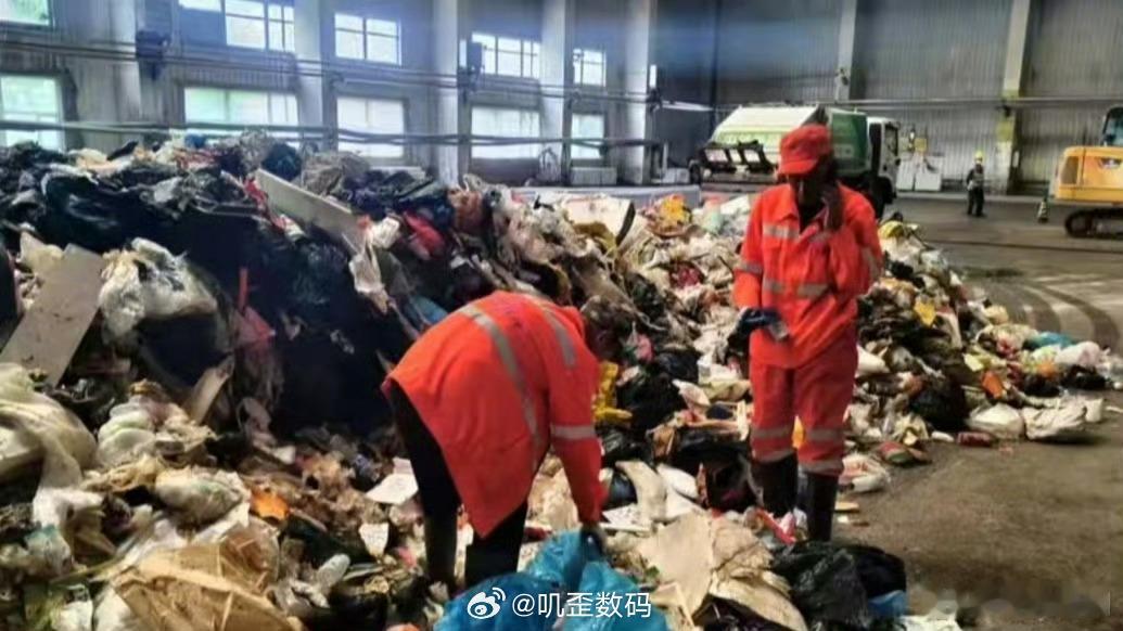 翻8吨垃圾找儿童手表环卫工将被奖励一个破儿童手表能值多少钱啊？又不是有什么特殊意