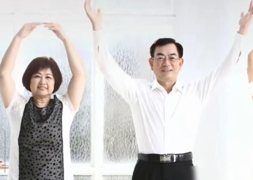 无论怎样，他和陈妍希还在婚姻期间，陈晓居然不来父亲的葬礼真的是很难评。​这件