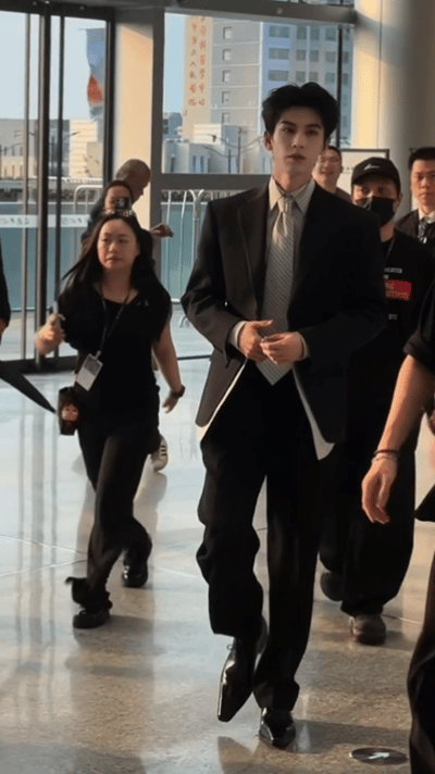 燥候这个张凌赫张凌赫是来和我结婚的吧谁懂张凌赫这身西装造型有多戳人，简约深色西